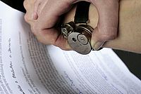 Als Armbanduhr getarnte Spionagekamera zum Fotografieren von Dokumenten.